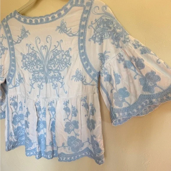 Kindred shirt Women's Medium White Blue Embroidered Blouse Boho Mexican floral - Picture 9 of 12